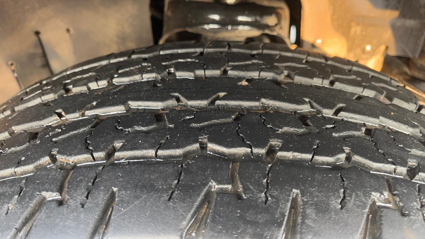 2023 Mahindra Thar LX D 4WD MT CONVERTIBLE, Diesel, Manual, 73,165 km, Right Front Tyre Tread
