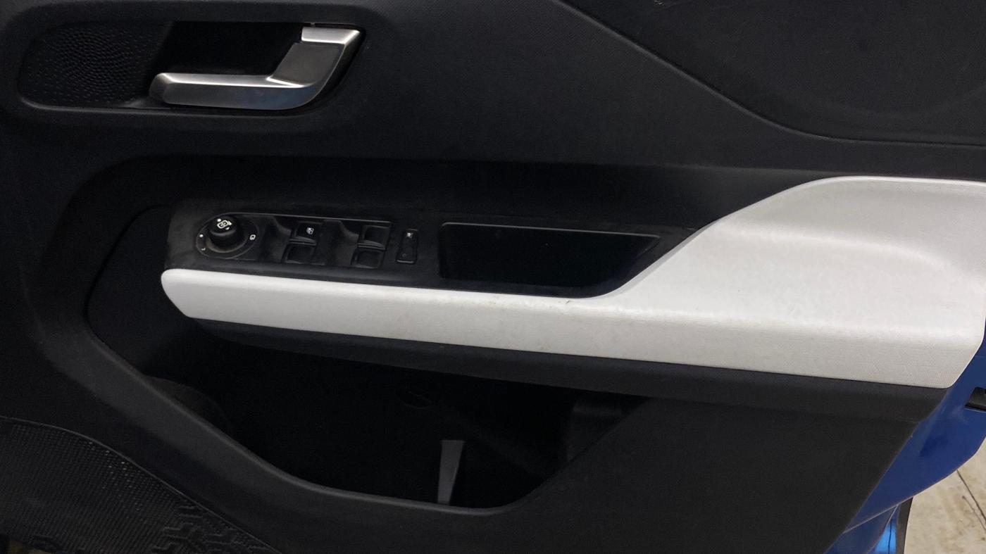 2022 Tata PUNCH CREATIVE  1.2 RTN DUAL TONE, Petrol, Manual, 17,042 km, Driver Side Door Panels Control