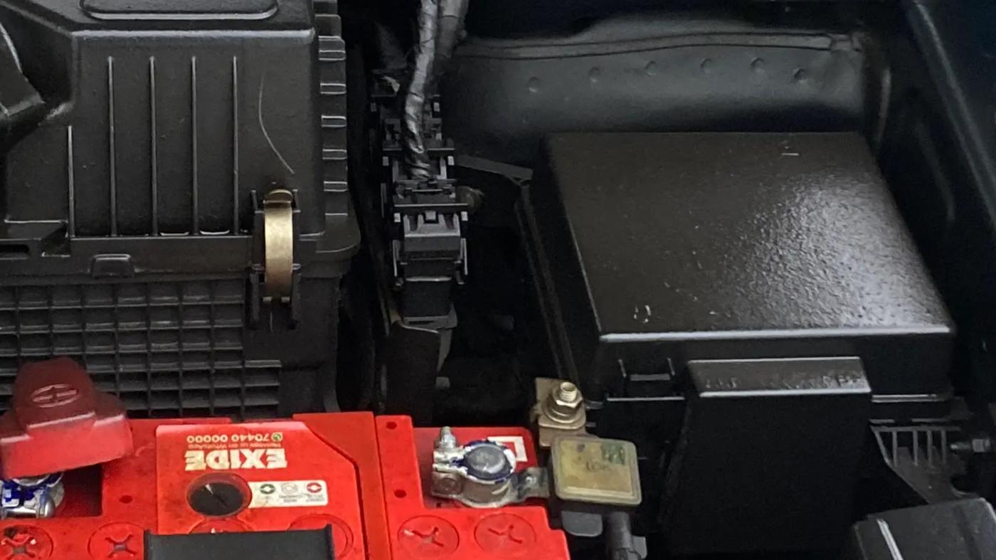 2022 Mahindra XUV300 W8 (O) 1.2 PETROL AMT, Petrol, Automatic, 1,19,785 km, Engine View - Left