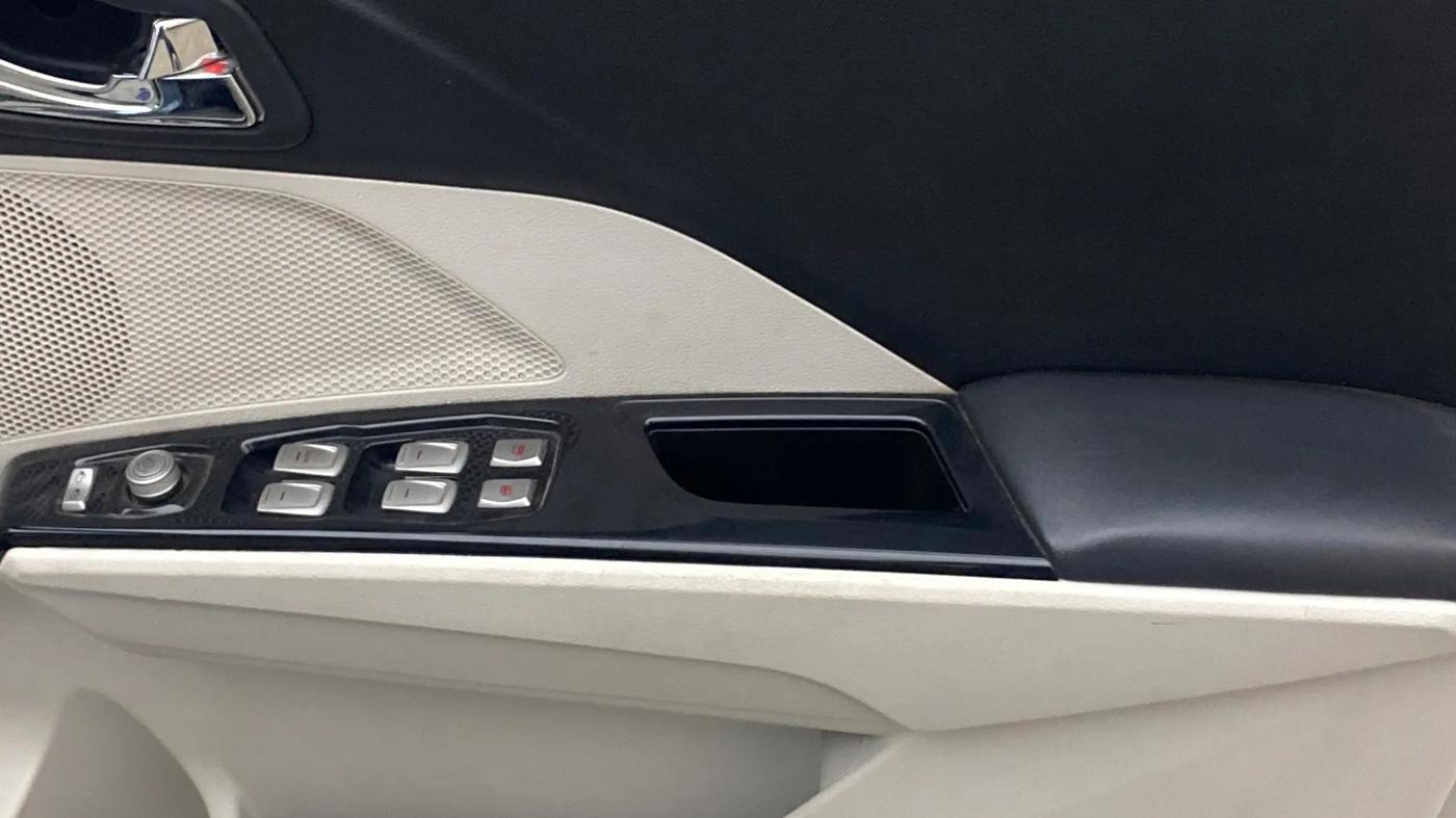 2022 Mahindra XUV300 W8 (O) 1.2 PETROL AMT, Petrol, Automatic, 1,19,785 km, Driver Side Door Panels Control