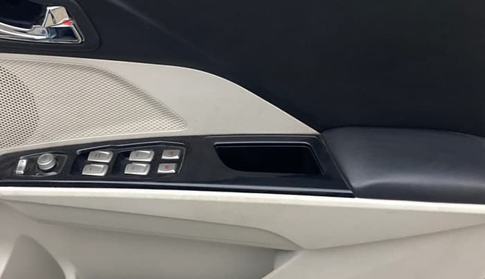 2022 Mahindra XUV300 W8 (O) 1.2 PETROL AMT, Petrol, Automatic, 1,19,785 km, Driver Side Door Panels Control
