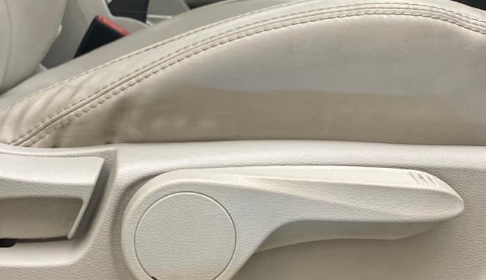 2022 Mahindra XUV300 W8 (O) 1.2 PETROL AMT, Petrol, Automatic, 1,19,785 km, Driver Side Adjustment Panel