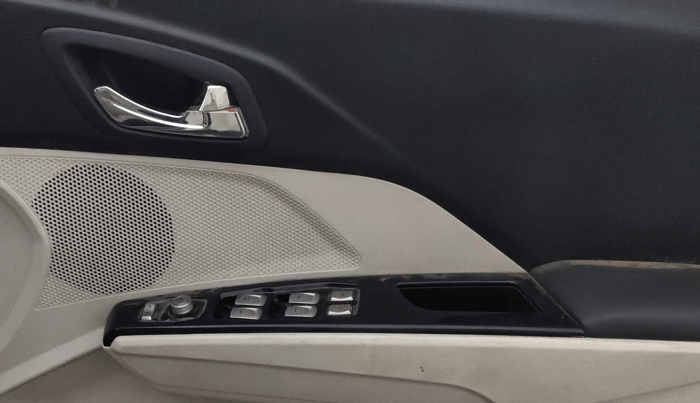 2022 Mahindra XUV300 W8 1.2 PETROL, Petrol, Manual, 39,574 km, Driver Side Door Panels Control