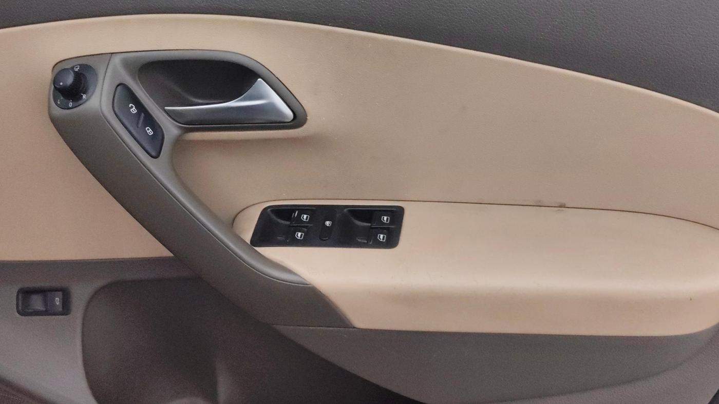 2015 Volkswagen Vento HIGHLINE 1.5 AT, Diesel, Automatic, 1,43,813 km, Driver Side Door Panels Control