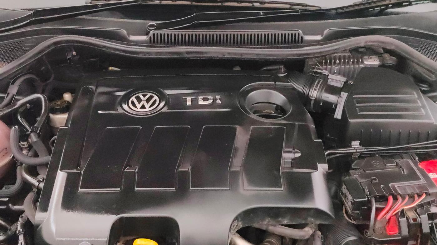 2015 Volkswagen Vento HIGHLINE 1.5 AT, Diesel, Automatic, 1,43,813 km, Engine View