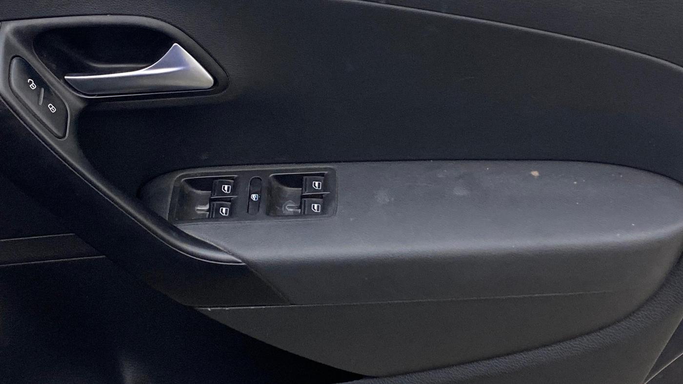 2015 Volkswagen Polo COMFORTLINE 1.2L, Petrol, Manual, 94,778 km, Driver Side Door Panels Control