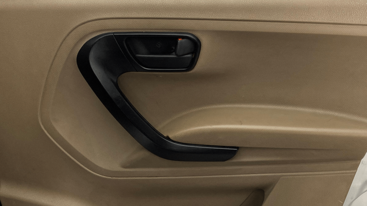 2017 Mahindra TUV300 T6 PLUS, Diesel, Manual, 1,24,789 km, Driver Side Door Panels Control