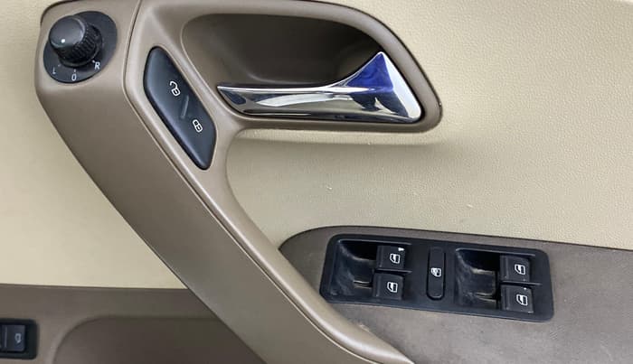 2015 Skoda Rapid ELEGANCE 1.6 MPI MT, Petrol, Manual, 1,27,039 km, Driver Side Door Panels Control