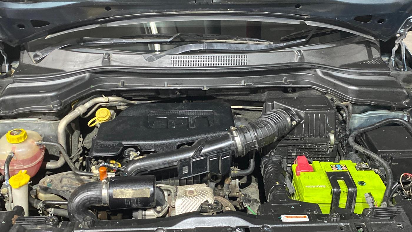 2021 Mahindra XUV300 W8 (O) 1.2 PETROL, Petrol, Manual, 93,933 km, Engine View