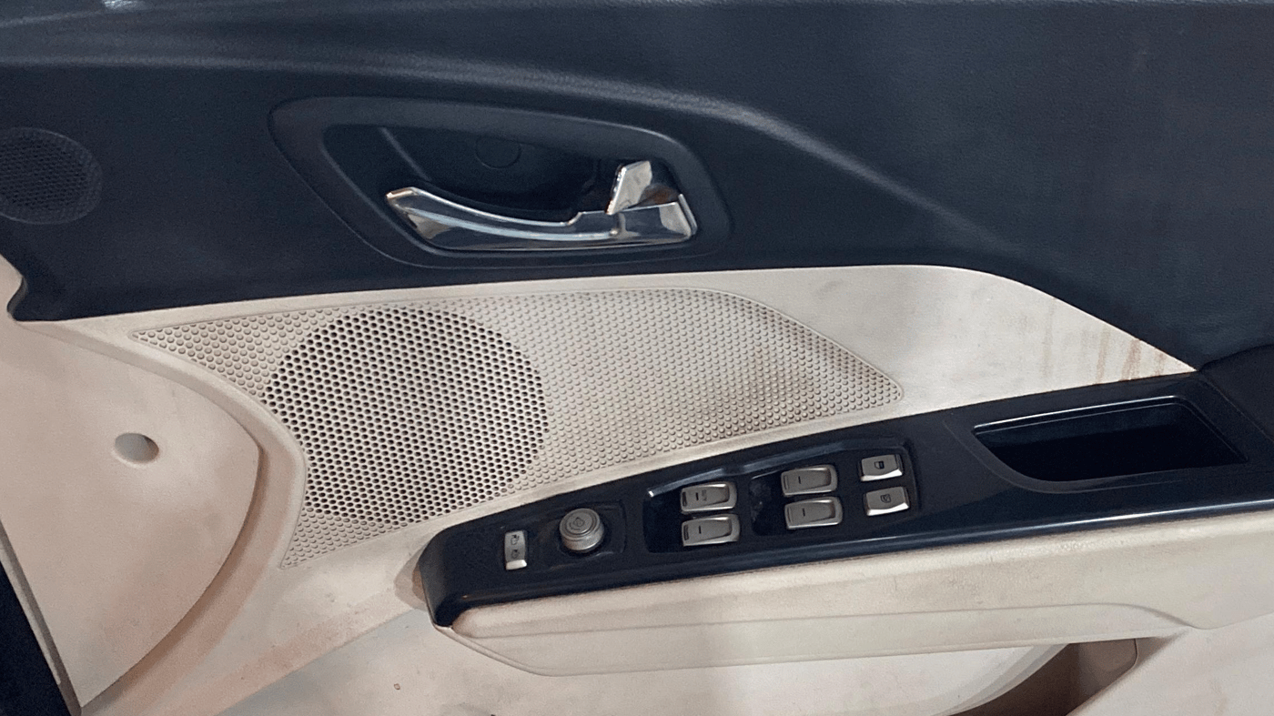 2021 Mahindra XUV300 W8 (O) 1.2 PETROL, Petrol, Manual, 93,933 km, Driver Side Door Panels Control