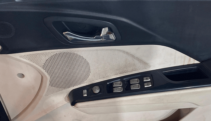 2021 Mahindra XUV300 W8 (O) 1.2 PETROL, Petrol, Manual, 93,983 km, Driver Side Door Panels Control