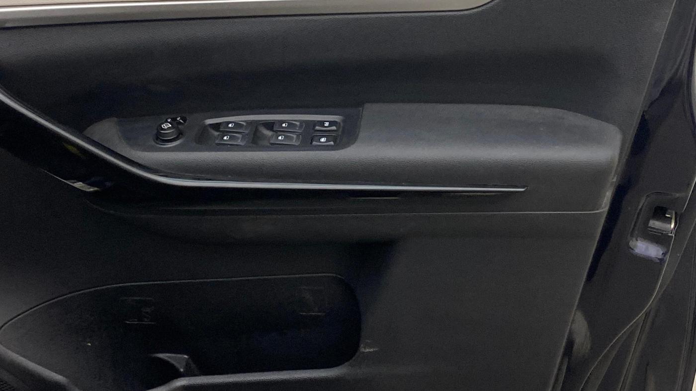 2023 Mahindra XUV700 AX 5 D AT 7 STR, Diesel, Automatic, 40,486 km, Driver Side Door Panels Control