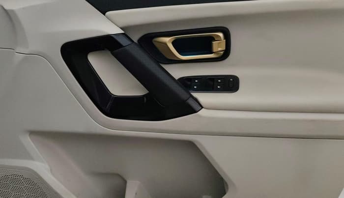 2022 Tata Safari XZA PLUS GOLD, Diesel, Automatic, 43,702 km, Driver Side Door Panels Control