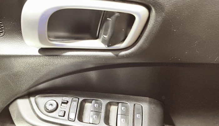 2020 Hyundai VENUE SX 1.4 CRDI, Diesel, Manual, 1,41,823 km, Driver Side Door Panels Control