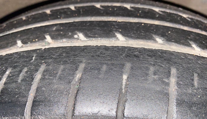 2014 Maruti Ertiga VXI, Petrol, Manual, 85,713 km, Right Front Tyre Tread