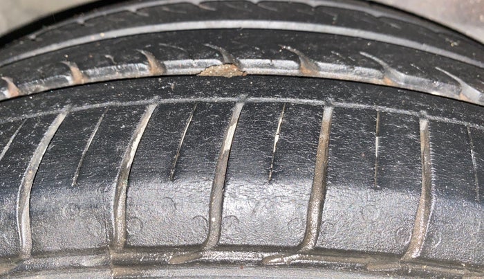 2014 Maruti Ertiga VXI, Petrol, Manual, 85,713 km, Right Rear Tyre Tread