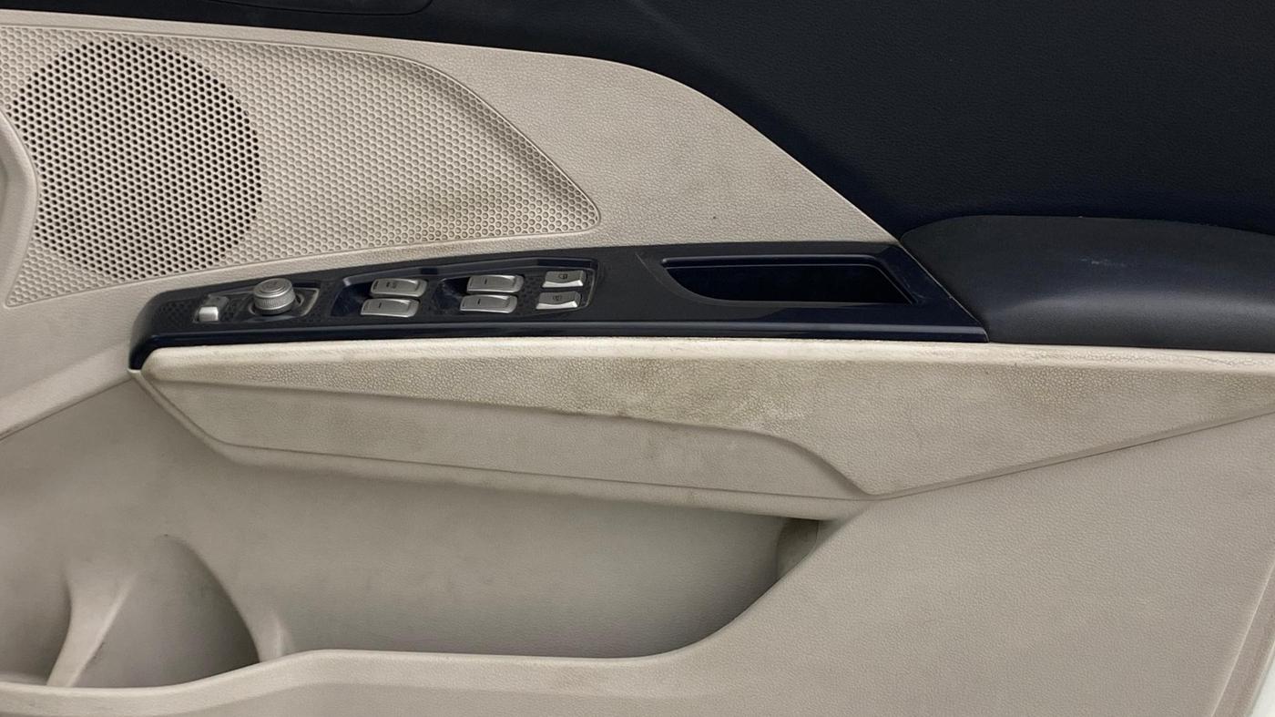 2020 Mahindra XUV300 W8 (O) 1.5 DIESEL AMT, Diesel, Automatic, 99,475 km, Driver Side Door Panels Control