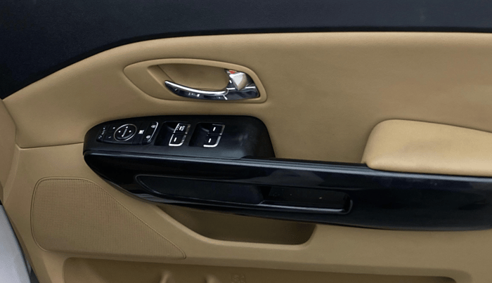 2020 KIA CARNIVAL PRESTIGE 2.2 7 STR, Diesel, Automatic, 1,21,694 km, Driver Side Door Panels Control