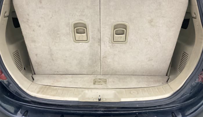 2016 Mahindra XUV500 W10 AT, Diesel, Automatic, 67,801 km, Boot Inside