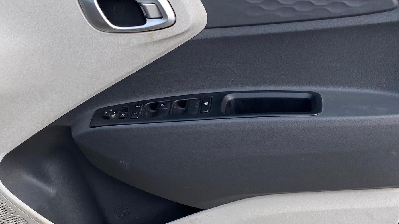 2024 Hyundai AURA SX 1.2 CNG, CNG, Manual, 27,116 km, Driver Side Door Panels Control