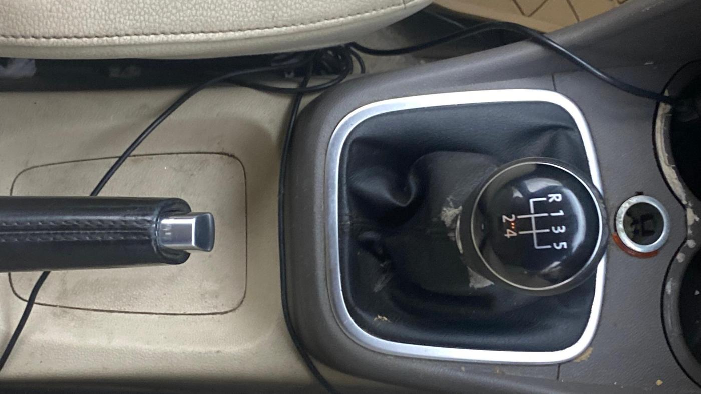 2014 Volkswagen Vento HIGHLINE DIESEL 1.6, Diesel, Manual, 1,05,013 km, Gear Lever
