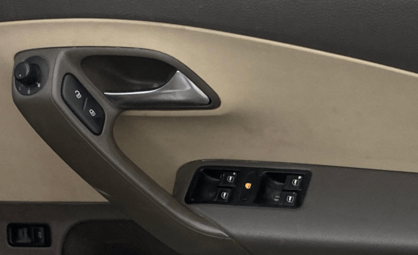 2014 Volkswagen Vento HIGHLINE DIESEL 1.6, Diesel, Manual, 1,05,013 km, Driver Side Door Panels Control