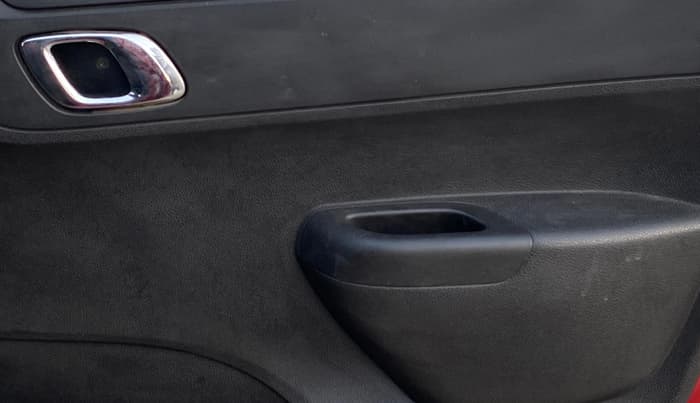 2019 Renault Kwid RXT 1.0 (O), CNG, Manual, 1,35,268 km, Driver Side Door Panels Control