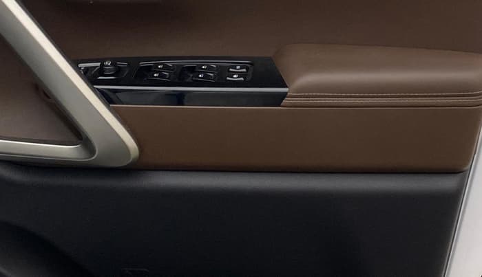 2023 Mahindra SCORPIO-N Z8 L PETROL AT 7 STR, Petrol, Automatic, 64,601 km, Driver Side Door Panels Control