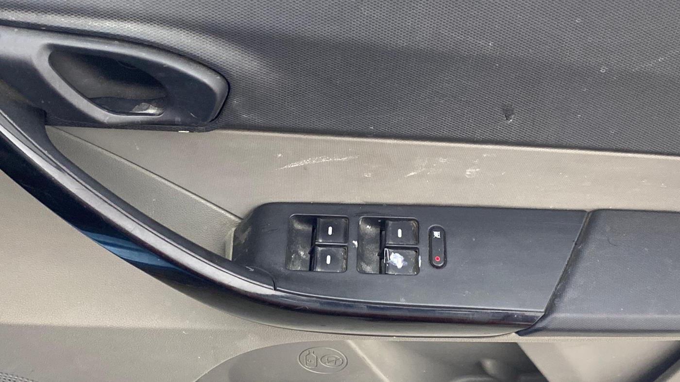 2016 Tata Tiago XT PETROL, Petrol, Manual, 37,954 km, Driver Side Door Panels Control
