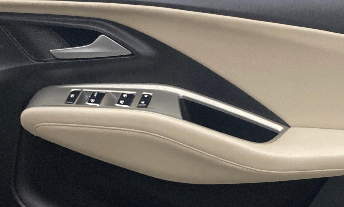 2024 MG HECTOR SHARP PRO 1.5 PETROL TURBO CVT PETROL, Petrol, Automatic, 33,983 km, Driver Side Door Panels Control