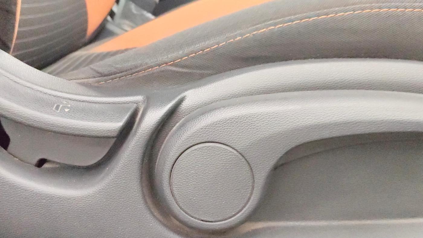 2018 Hyundai i20 Active 1.2 SX, Petrol, Manual, 1,07,643 km, Driver Side Adjustment Panel