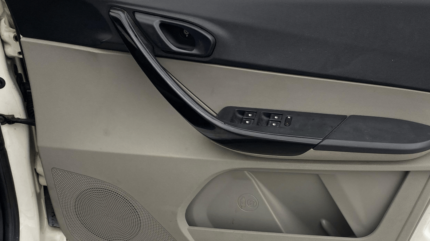 2016 Tata Tiago XM PETROL, Petrol, Manual, 52,184 km, Driver Side Door Panels Control