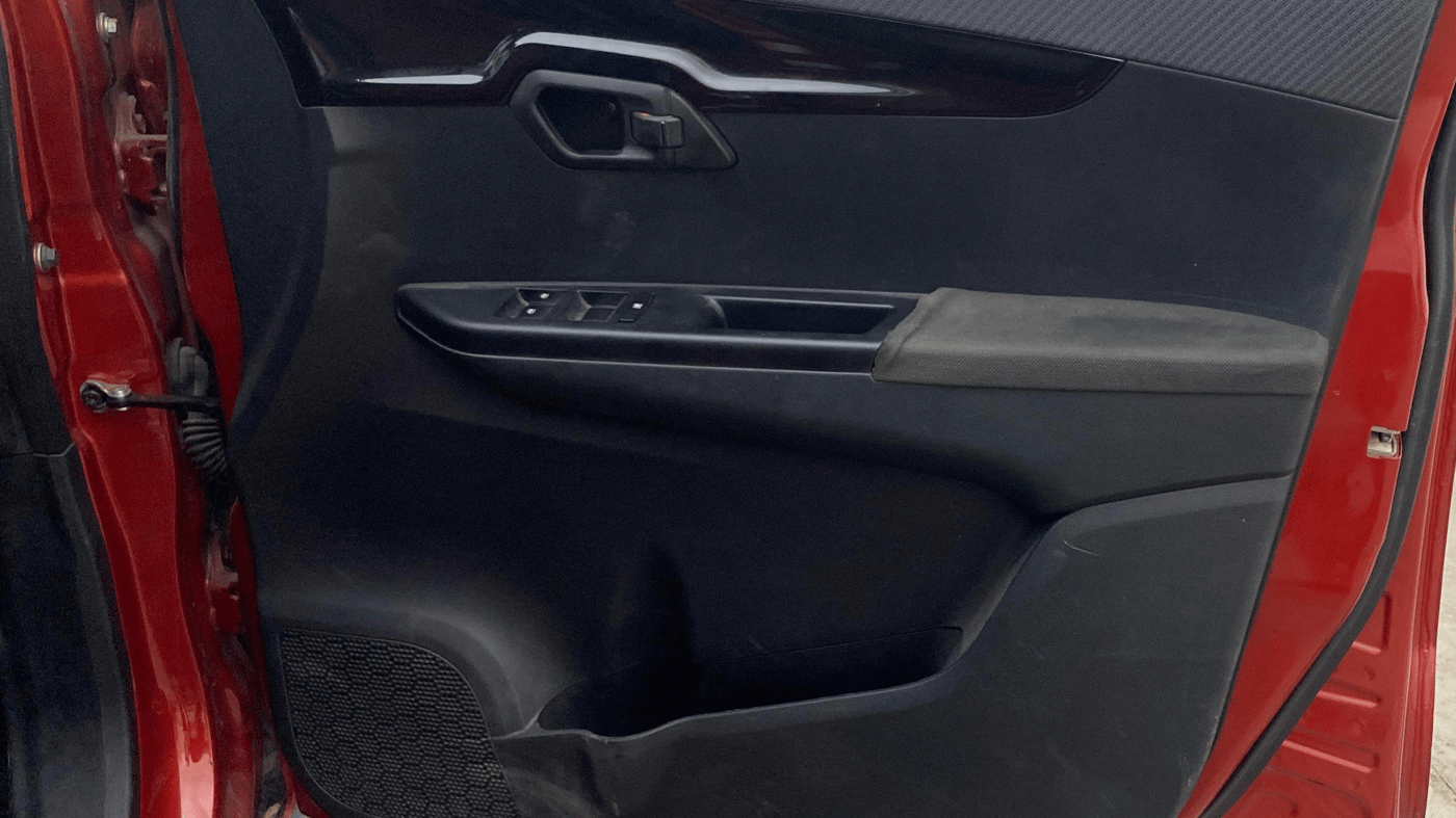 2017 Mahindra Kuv100 K8 6 STR DUAL TONE, Petrol, Manual, 29,019 km, Driver Side Door Panels Control