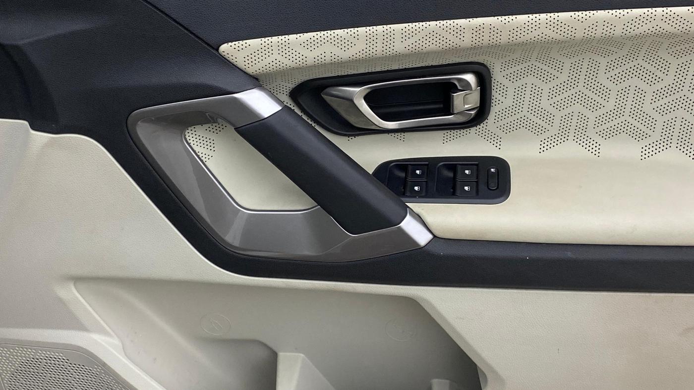 2023 Tata Safari XZA PLUS O 6STR, Diesel, Automatic, 17,805 km, Driver Side Door Panels Control