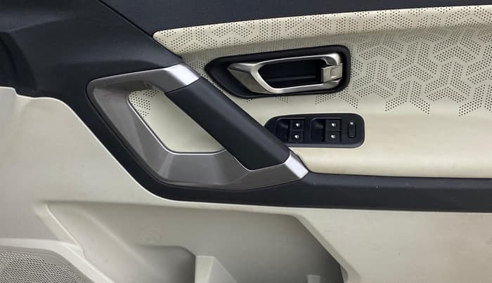 2023 Tata Safari XZA PLUS O 6STR, Diesel, Automatic, 17,805 km, Driver Side Door Panels Control