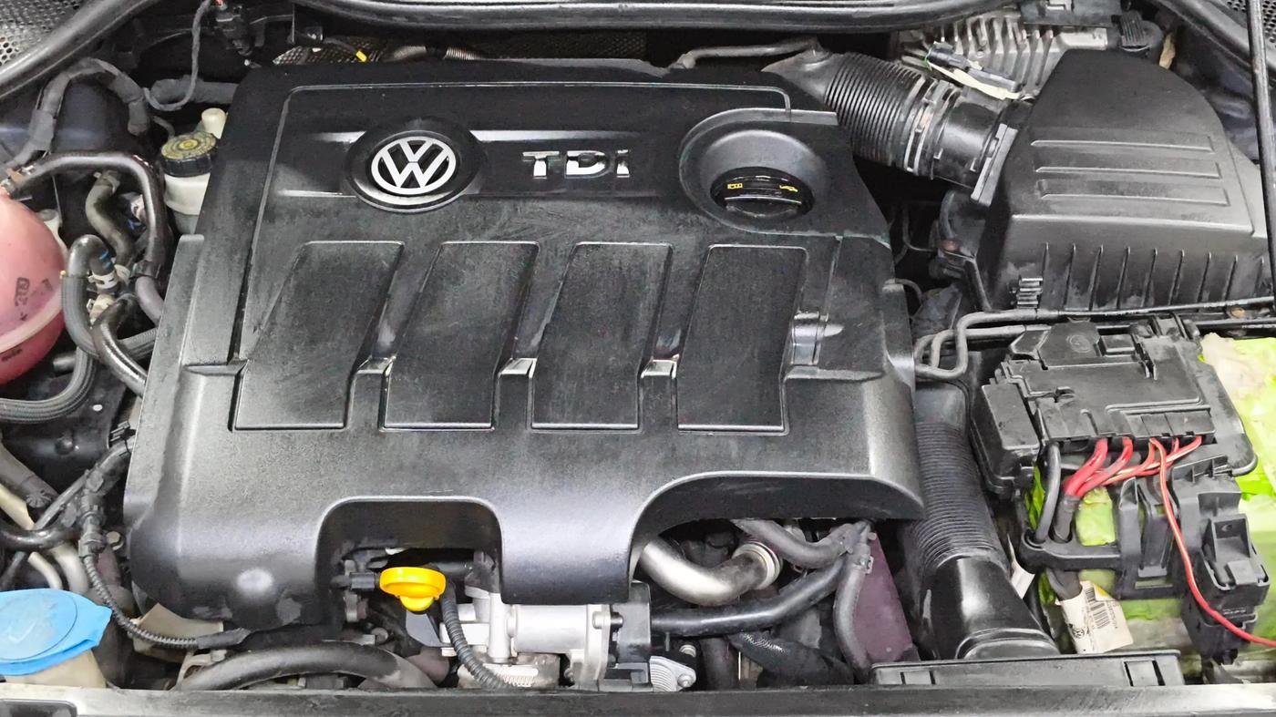 2015 Volkswagen Polo HIGHLINE1.5L, Diesel, Manual, 79,241 km, Engine View