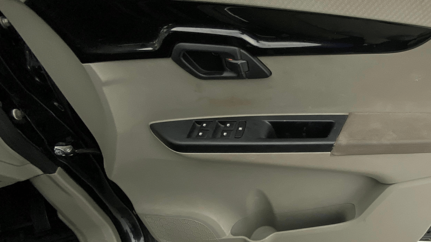 2016 Mahindra Kuv100 K6 6 STR, Petrol, Manual, 79,951 km, Driver Side Door Panels Control