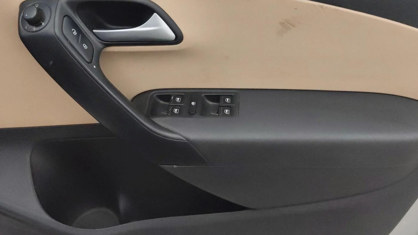 2018 Volkswagen Ameo HIGHLINE PLUS 1.5L AT 16 ALLOY, Diesel, Automatic, 1,08,246 km, Driver Side Door Panels Control