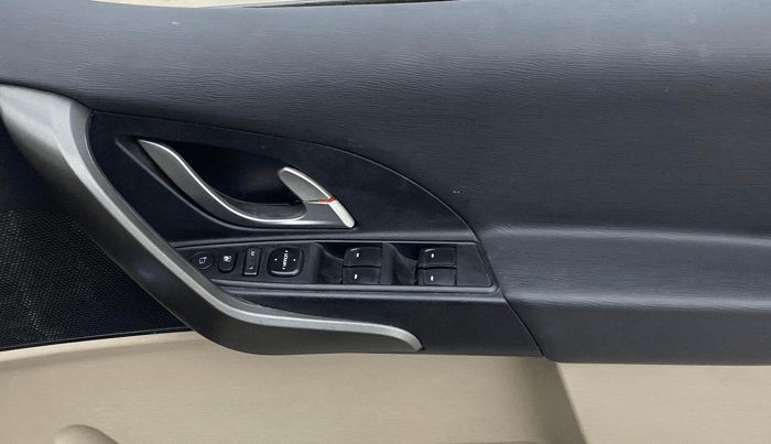 2016 Mahindra XUV500 W10 AT, Diesel, Automatic, 67,801 km, Driver Side Door Panels Control