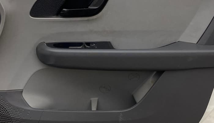 2020 Tata ALTROZ XE PETROL, Petrol, Manual, 68,426 km, Driver Side Door Panels Control
