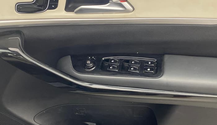 2022 Mahindra XUV700 AX 7 D MT 7 STR, Diesel, Manual, 68,571 km, Driver Side Door Panels Control