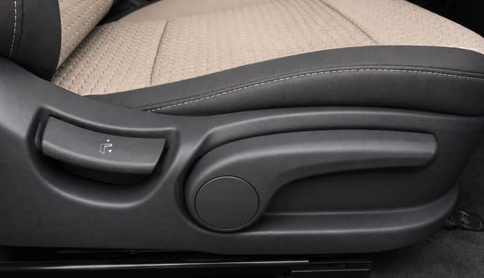 2017 Hyundai Elite i20 ASTA 1.2, Petrol, Manual, 1,08,528 km, Driver Side Adjustment Panel