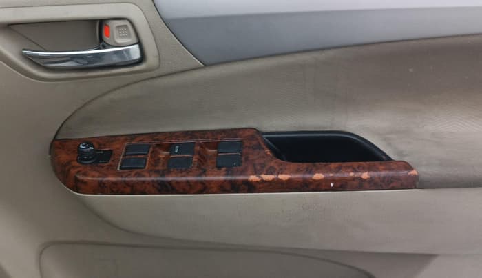 2017 Maruti Ertiga ZXI, Petrol, Manual, 1,20,904 km, Driver Side Door Panels Control