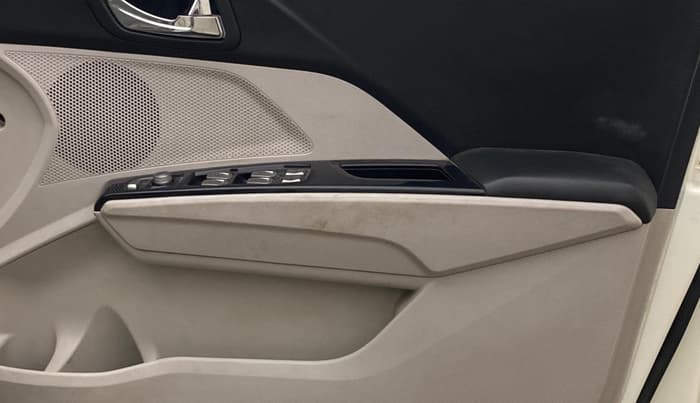 2021 Mahindra XUV300 W8 (O) 1.5 DIESEL, Diesel, Manual, 1,20,642 km, Driver Side Door Panels Control