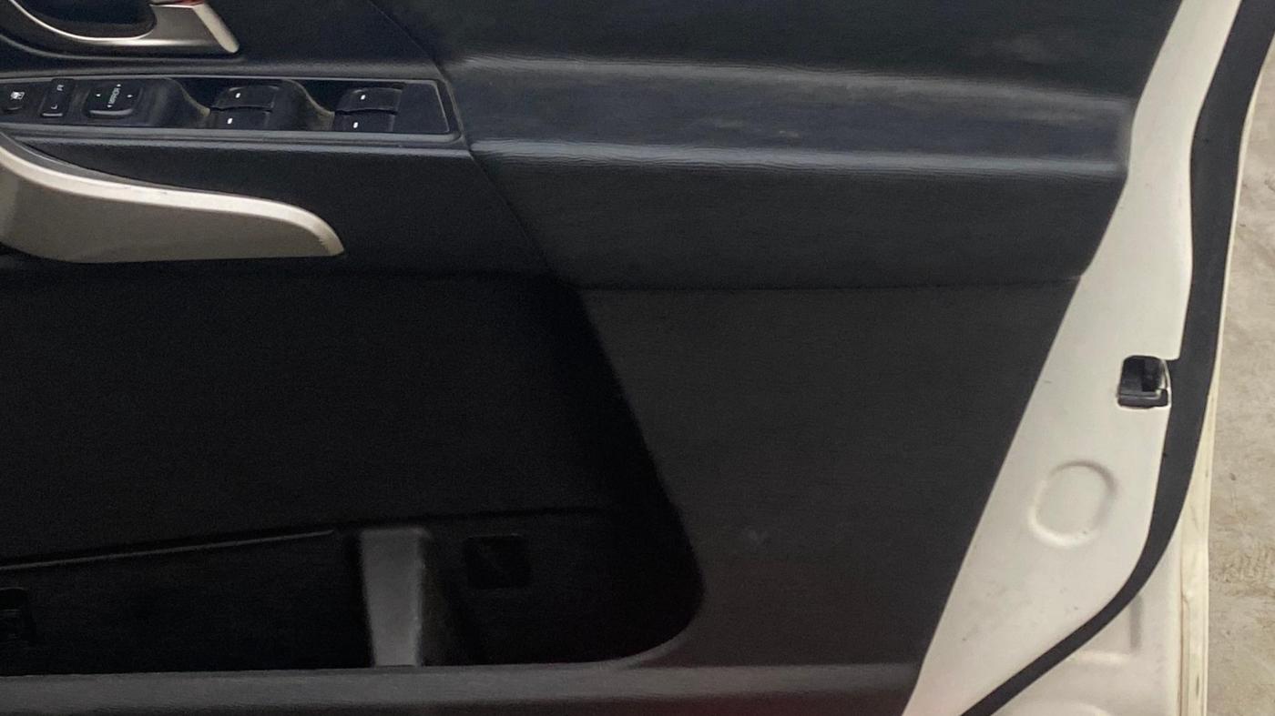 2020 Mahindra XUV500 W9 AT, Diesel, Automatic, 1,21,434 km, Driver Side Door Panels Control