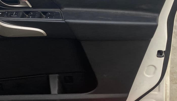 2020 Mahindra XUV500 W9 AT, Diesel, Automatic, 1,21,378 km, Driver Side Door Panels Control