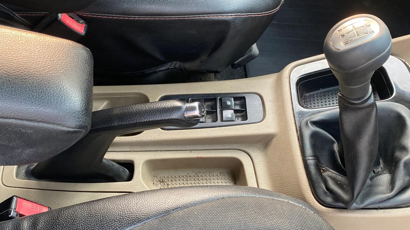 2018 Mahindra TUV300 T10, Diesel, Manual, 59,637 km, Gear Lever