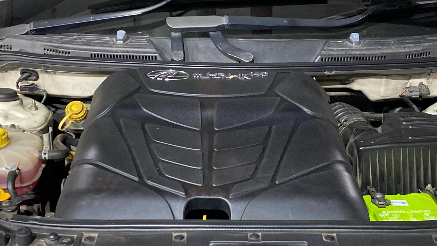 2017 Mahindra XUV500 G AT, Petrol, Automatic, 33,128 km, Engine View