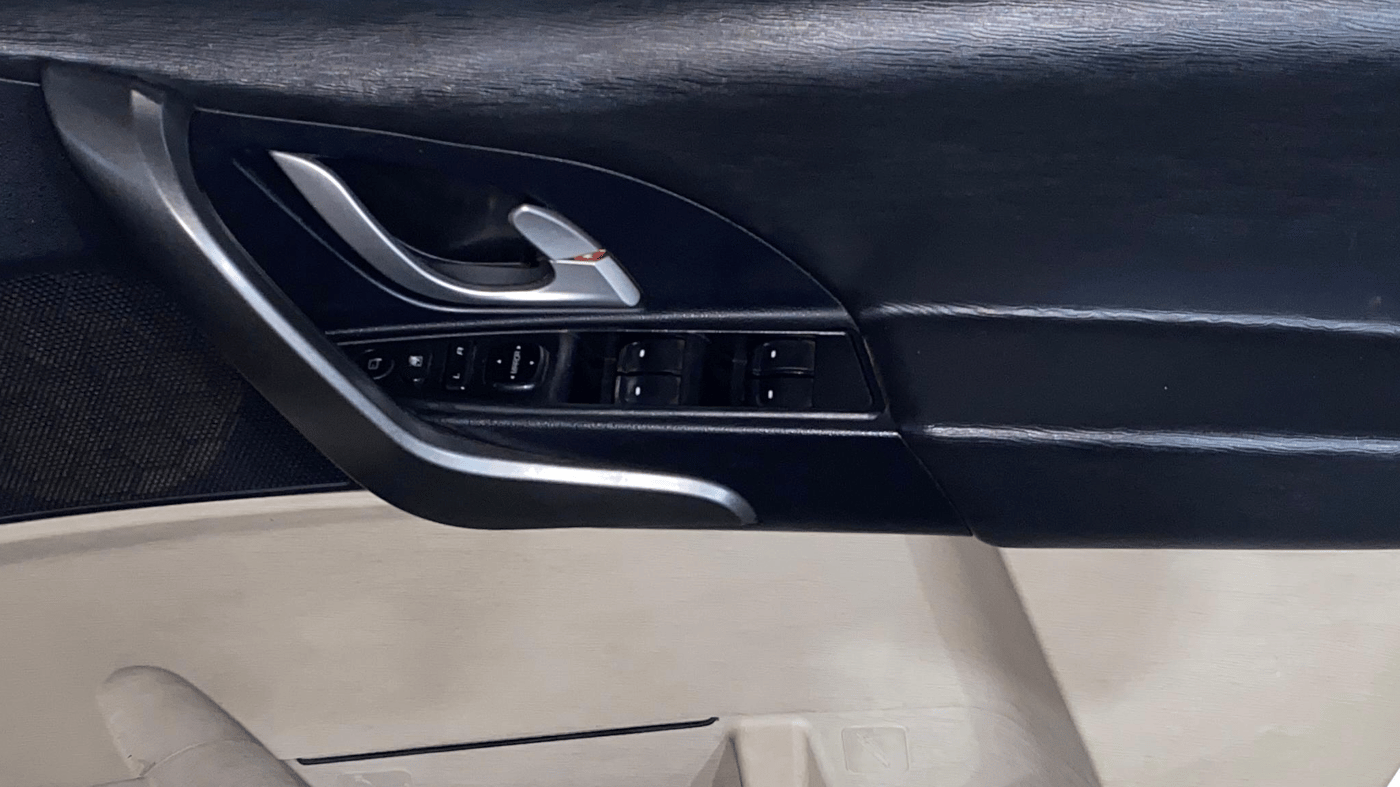 2017 Mahindra XUV500 G AT, Petrol, Automatic, 33,128 km, Driver Side Door Panels Control