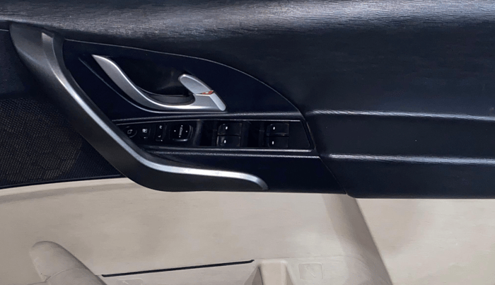 2017 Mahindra XUV500 G AT, Petrol, Automatic, 33,108 km, Driver Side Door Panels Control